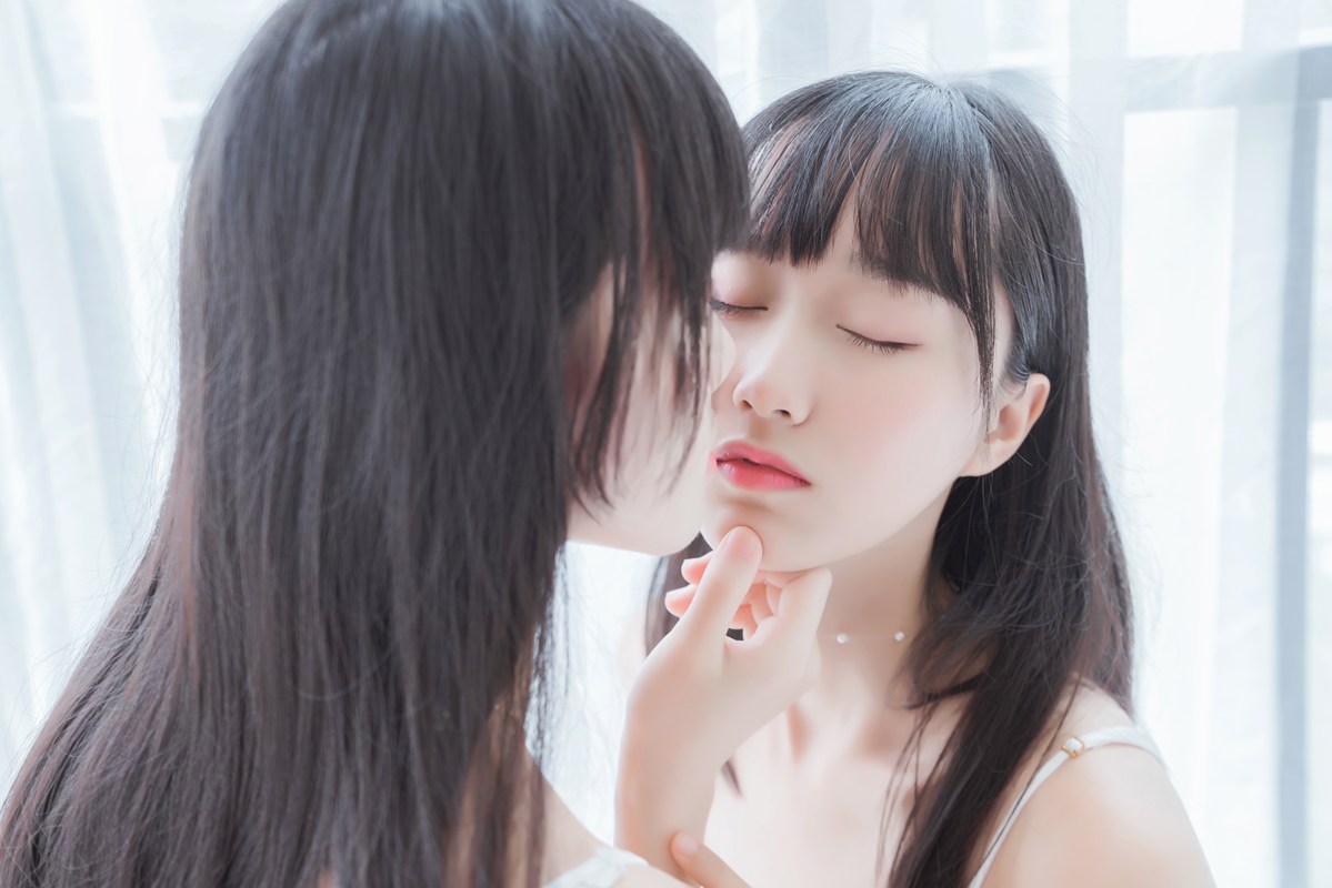 动漫Coser@桜桃喵&木绵绵 – 朝(白裙×白裙)