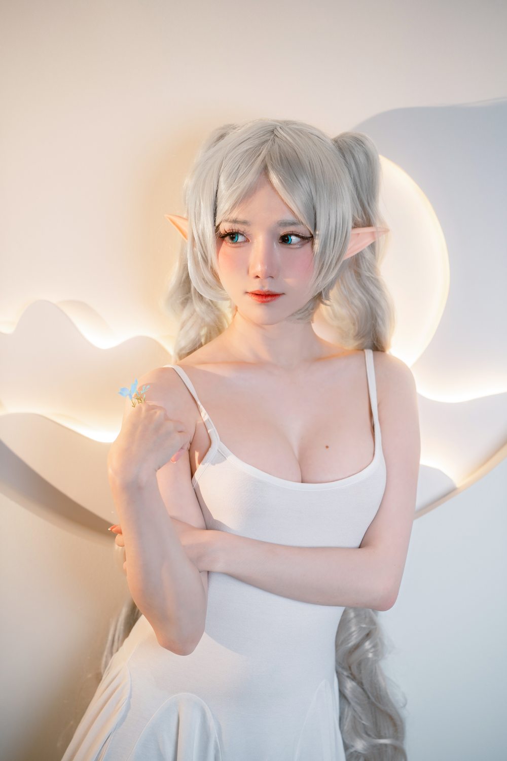 模特,长裙,白裙,少女,双马尾,吊带,视觉,微微,白色,精灵,吊带长裙,静谧,蓝色,w,Sally,Dorasnow,马来西亚,Frieren,精灵少女