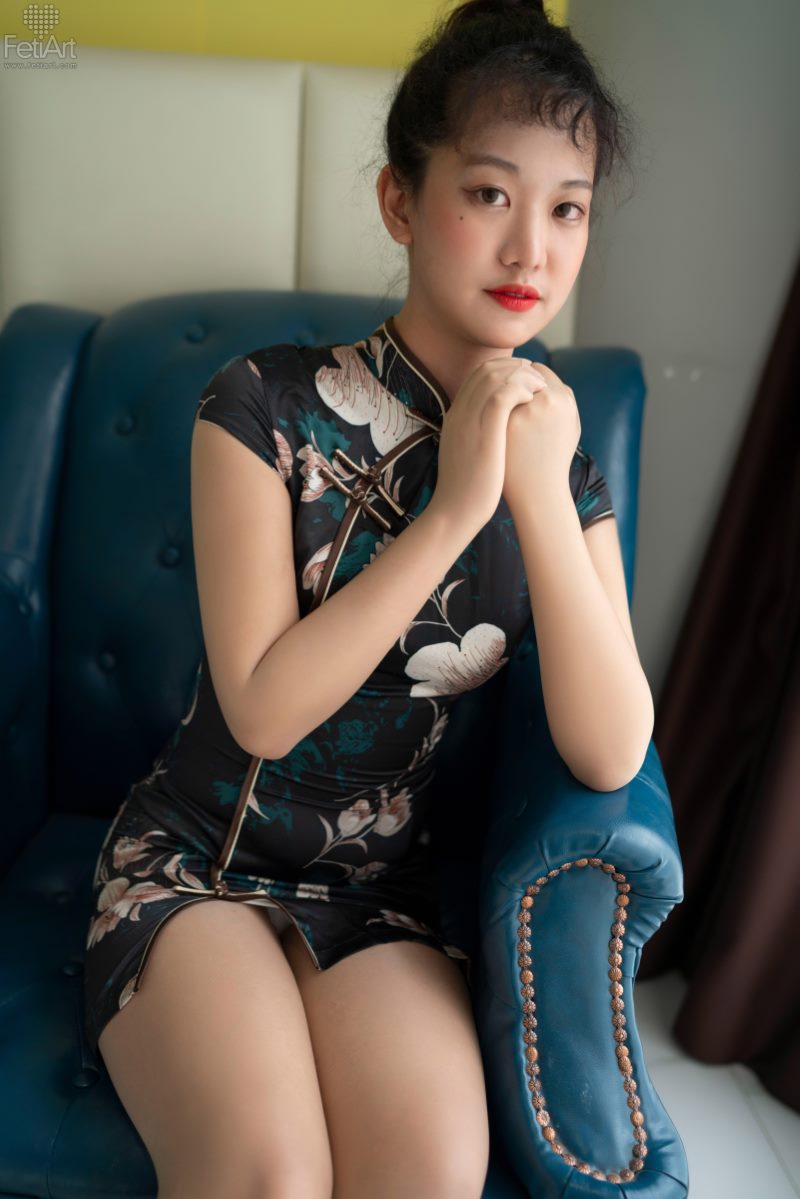 模特,旗袍,写真,家居,in,静谧,复古,蓝色,黑色,Sin,经典,Re,Girl,深蓝,东方韵味,黑色印花旗袍,复古皮质沙发
