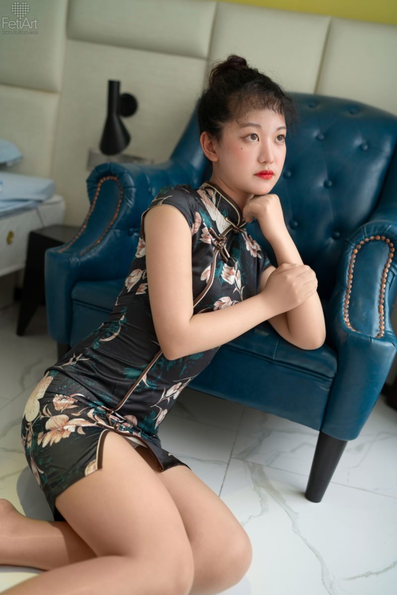 模特,旗袍,写真,家居,in,静谧,复古,蓝色,黑色,Sin,经典,Re,Girl,深蓝,东方韵味,黑色印花旗袍,复古皮质沙发