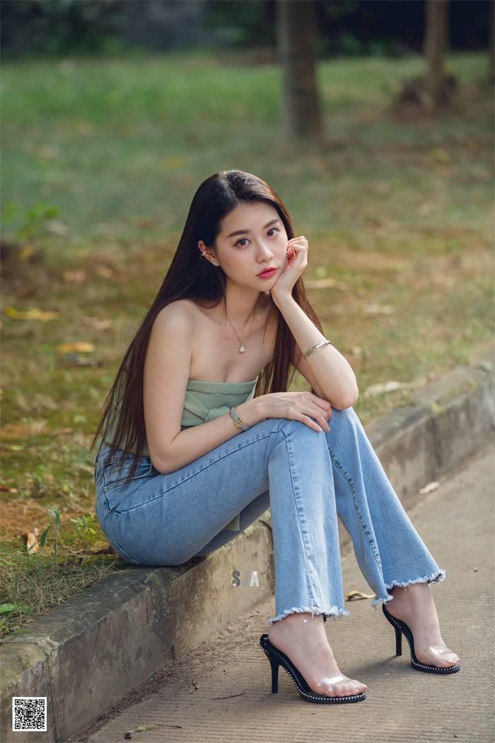 牛仔,高跟,微微,闺蜜,黑色,经典,抹胸,绿意盎然,优雅,闺蜜视角,牛仔阔腿裤,透明高跟凉鞋