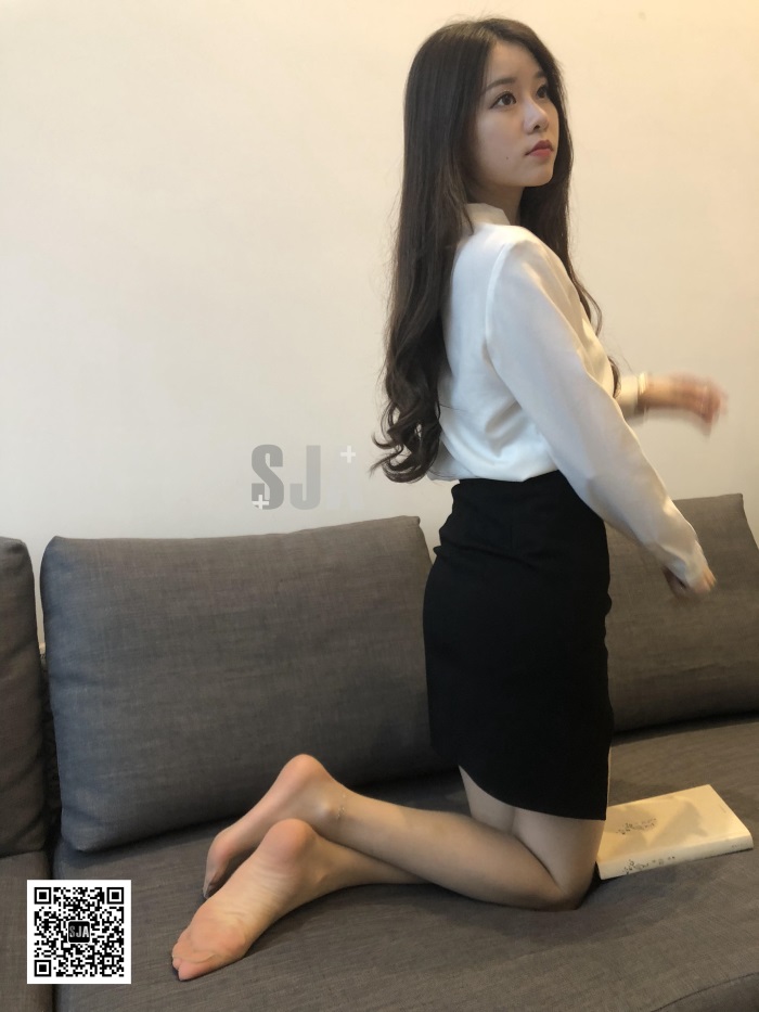 白色衬衫,衬衫,高跟鞋,长发,短裙,居家,高跟,微微,性感,闺蜜,白色,黑色短裙,私密,黑色,灰色布艺沙发,优雅,闺蜜视角,曲线,SJA佳爷